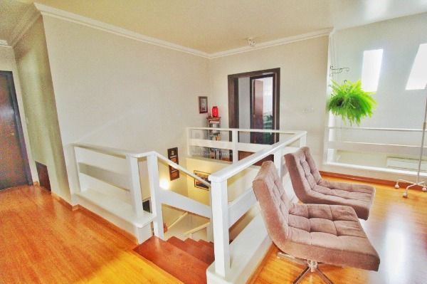 Casa em Porto Alegre, no bairro Jardim Isabel, com 4 dormitório(s), e 4 banheiros, à venda.