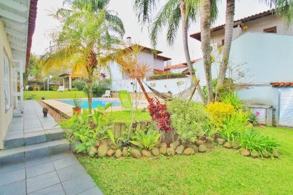 Casa em Porto Alegre, no bairro Jardim Isabel, com 4 dormitório(s), e 4 banheiros, à venda.