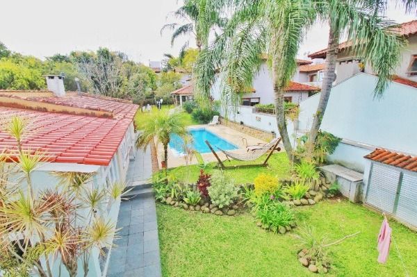 Casa em Porto Alegre, no bairro Jardim Isabel, com 4 dormitório(s), e 4 banheiros, à venda.