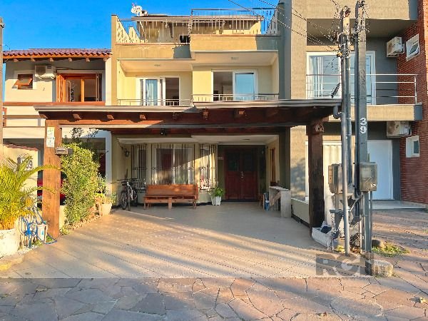 Casa em Porto Alegre, no bairro Hípica, com 3 dormitório(s), e 3 banheiros, à venda.