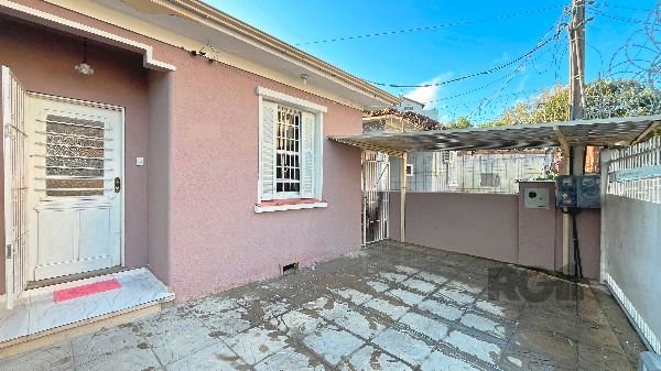 Casa à venda com 82m², 3 quartos, 1 vaga no bairro Medianeira em Porto Alegre