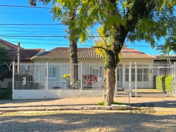 Casa em Porto Alegre, no bairro Nonoai, com 4 dormitório(s), à venda.