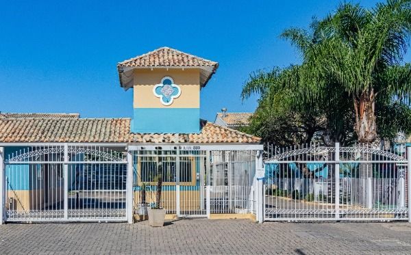 Casa Condominio em Porto Alegre, no bairro Humaitá, com 2 dormitório(s), e 2 banheiros, à venda.