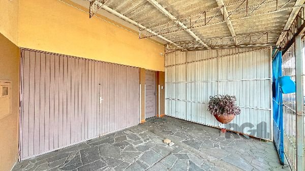 Predio em Porto Alegre, no bairro Hípica, e 0 banheiros, à venda.