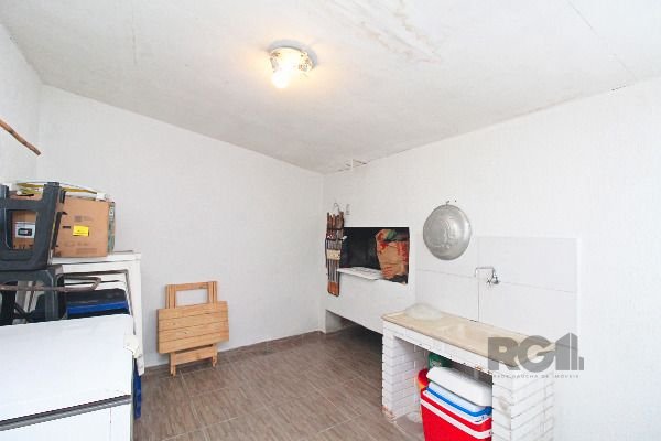 Predio em Porto Alegre, no bairro Hípica, e 0 banheiros, à venda.