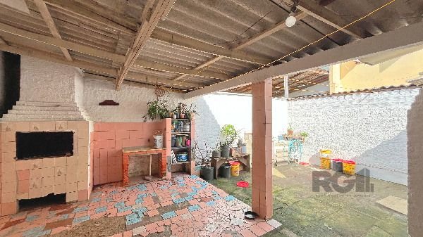 Predio em Porto Alegre, no bairro Hípica, e 0 banheiros, à venda.