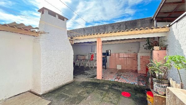 Predio em Porto Alegre, no bairro Hípica, e 0 banheiros, à venda.