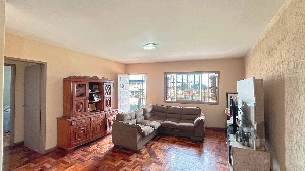 Predio em Porto Alegre, no bairro Hípica, e 0 banheiros, à venda.
