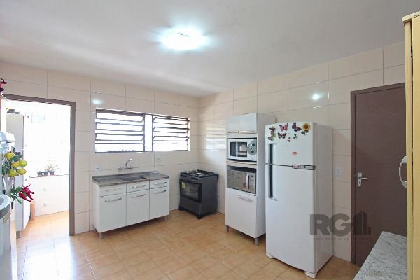 Predio em Porto Alegre, no bairro Hípica, e 0 banheiros, à venda.
