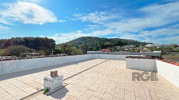 Predio em Porto Alegre, no bairro Hípica, e 0 banheiros, à venda.