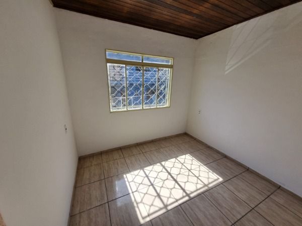Casa em Porto Alegre, no bairro Vila Nova, com 2 dormitório(s), e 2 banheiros, à venda.