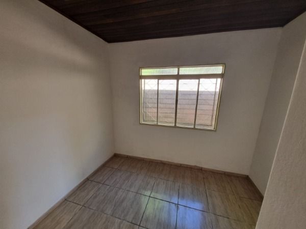 Casa em Porto Alegre, no bairro Vila Nova, com 2 dormitório(s), e 2 banheiros, à venda.