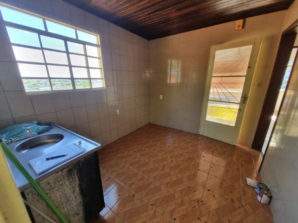 Casa em Porto Alegre, no bairro Vila Nova, com 2 dormitório(s), e 2 banheiros, à venda.