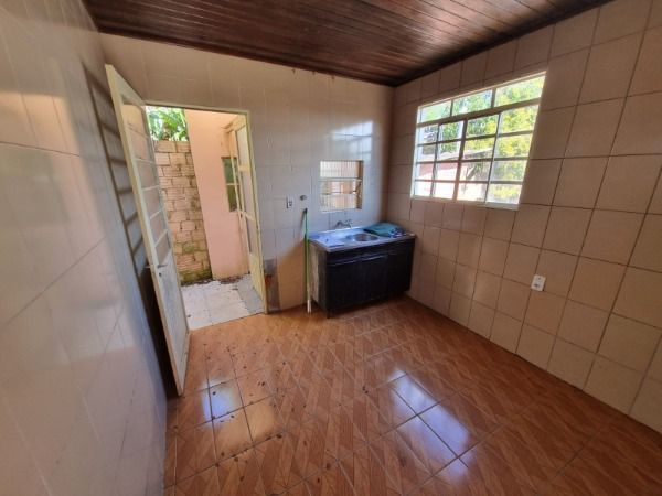 Casa em Porto Alegre, no bairro Vila Nova, com 2 dormitório(s), e 2 banheiros, à venda.