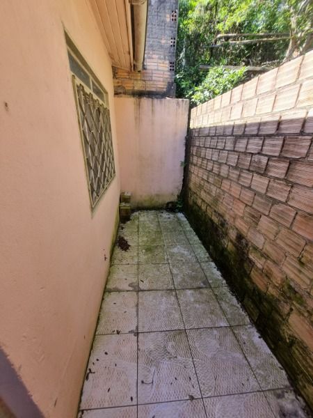 Casa em Porto Alegre, no bairro Vila Nova, com 2 dormitório(s), e 2 banheiros, à venda.
