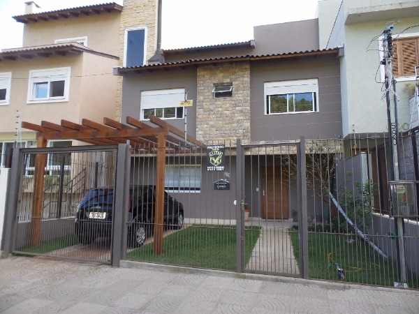 Casa com 270m², 3 dormitórios, 1 suíte, 2 vagas no bairro Guarujá em Porto Alegre para Comprar