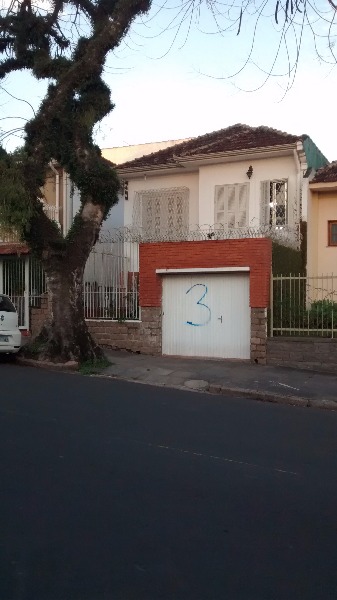 Casa com 400m², 3 dormitórios, 1 suíte, 2 vagas no bairro Glória em Porto Alegre para Comprar