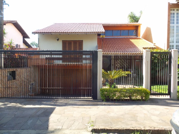 Casa com 287m², 4 dormitórios, 1 suíte, 4 vagas no bairro Tristeza em Porto Alegre para Comprar