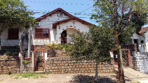 Casa com 128m², 2 dormitórios, 6 vagas no bairro Medianeira em Porto Alegre para Comprar