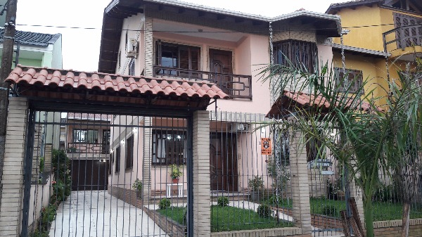 Casa com 300m², 3 dormitórios, 3 suítes, 4 vagas no bairro Espirito Santo em Porto Alegre para Comprar