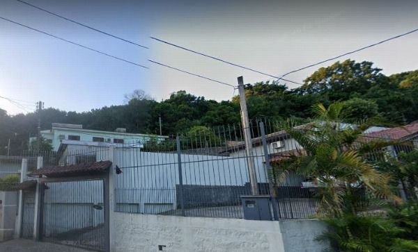Casa com 270m², 3 dormitórios, 1 suíte, 7 vagas no bairro Cavalhada em Porto Alegre para Comprar