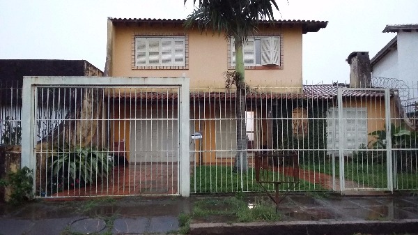 Casa com 275m², 4 dormitórios, 2 vagas no bairro Guarujá em Porto Alegre para Comprar