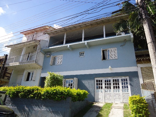 Casa Condominio com 235m², 3 dormitórios, 1 suíte, 2 vagas no bairro Guarujá em Porto Alegre para Comprar