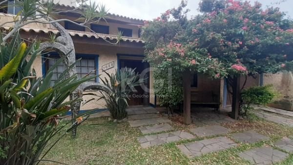 Casa com 339m², 4 dormitórios, 1 suíte, 4 vagas no bairro Guarujá em Porto Alegre para Comprar