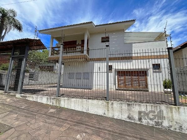 Casa Condominio com 197m², 3 dormitórios, 1 suíte, 2 vagas no bairro Tristeza em Porto Alegre para Comprar