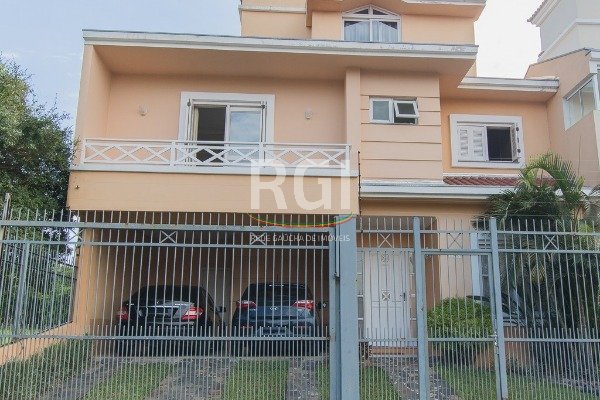 Casa com 187m², 3 dormitórios, 1 suíte, 2 vagas no bairro Ipanema em Porto Alegre para Comprar