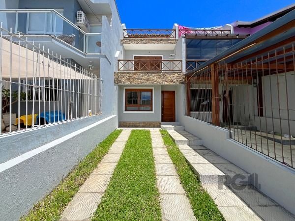 Casa com 141m², 3 dormitórios, 3 suítes, 2 vagas no bairro Caminhos do Sol - Guarujá em Porto Alegre para Comprar