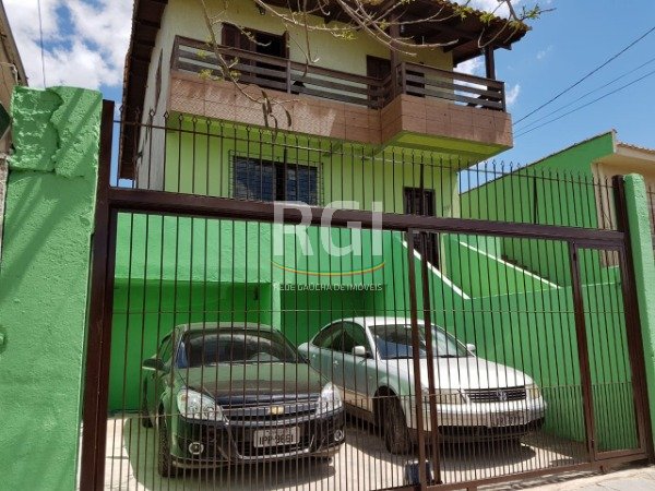 Casa com 450m², 4 dormitórios, 1 suíte, 2 vagas no bairro Vila Ipiranga em Porto Alegre para Comprar