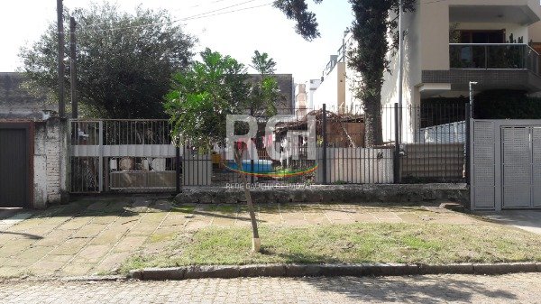 Terreno com 242m² no bairro Tristeza em Porto Alegre para Comprar