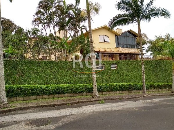 Casa para Venda - 741m², 5 dormitórios, sendo 3 suites, 9 vagas - Espirito Santo