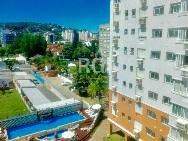 Apartamento com 86m², 3 dormitórios, 1 suíte, 2 vagas no bairro Tristeza em Porto Alegre para Comprar