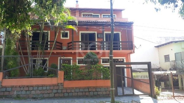 Casa com 220m², 4 dormitórios, 1 suíte, 2 vagas no bairro Tristeza em Porto Alegre para Comprar