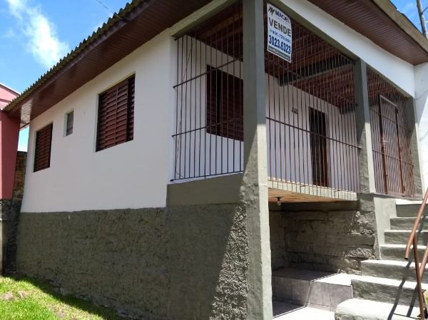 Casa com 70m², 2 dormitórios, 3 vagas no bairro Vila Nova em Porto Alegre para Comprar