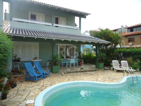 Casa com 285m², 3 dormitórios, 1 suíte, 4 vagas no bairro Bahamas em Porto Alegre para Comprar