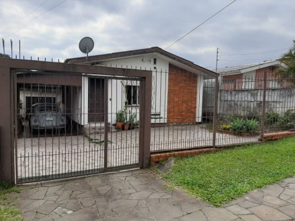 Casa com 220m², 3 dormitórios, 3 vagas no bairro Santa Tereza em Porto Alegre para Comprar