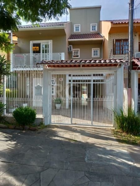 Casa com 231m², 3 dormitórios, 1 suíte, 2 vagas no bairro Imperial Parque em Porto Alegre para Comprar