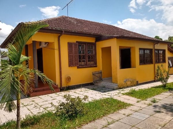 Casa com 100m², 2 dormitórios, 8 vagas no bairro Guarujá em Porto Alegre para Comprar