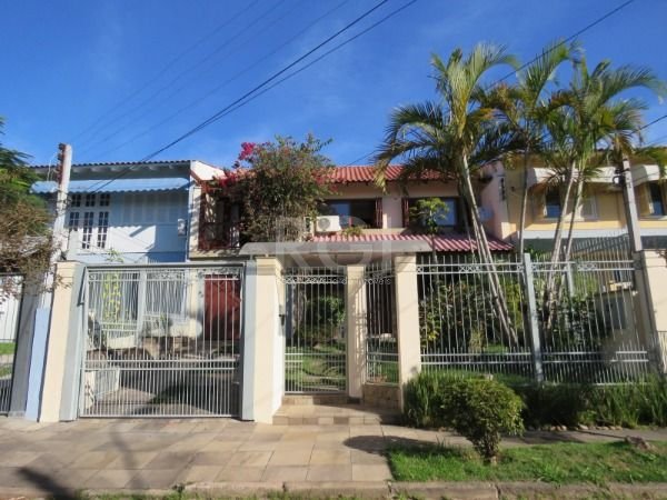 Casa com 263m², 4 dormitórios, 1 suíte, 2 vagas no bairro Espirito Santo em Porto Alegre para Comprar