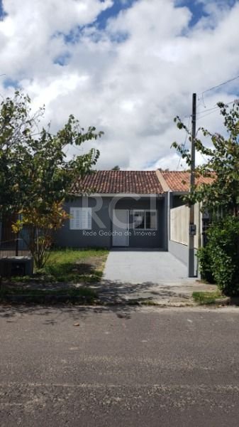 Casa com 54m², 2 dormitórios, 2 vagas no bairro Hípica em Porto Alegre para Comprar