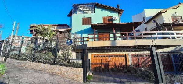Casa com 332m², 3 dormitórios, 1 suíte, 3 vagas no bairro Espirito Santo em Porto Alegre para Comprar