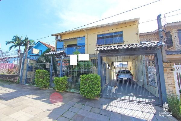 Casa com 229m², 3 dormitórios, 1 suíte, 4 vagas no bairro Cavalhada em Porto Alegre para Comprar