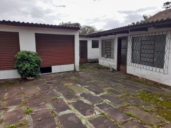 Casa com 420m², 2 dormitórios, 1 suíte, 4 vagas no bairro Nonoai em Porto Alegre para Comprar