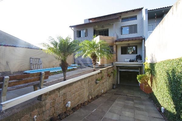 Casa com 300m², 3 dormitórios, 1 suíte, 8 vagas no bairro Nonoai em Porto Alegre para Comprar