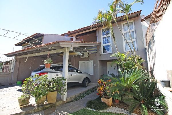 Casa com 219m², 3 dormitórios, 1 suíte, 2 vagas no bairro Bahamas em Porto Alegre para Comprar