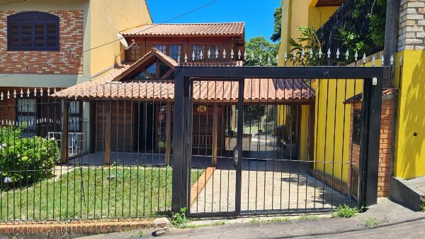 Casa com 120m², 2 dormitórios, 2 vagas no bairro Cavalhada em Porto Alegre para Comprar