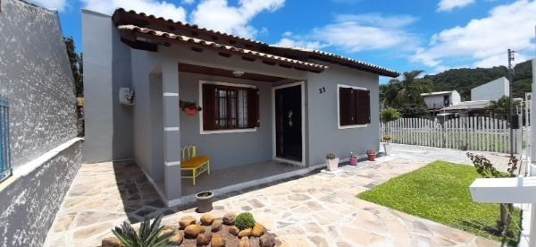 Casa com 70m², 3 dormitórios, 5 vagas no bairro Hípica em Porto Alegre para Comprar